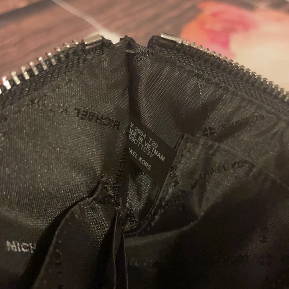 🖤MICHAEL KORS BLACK SIGNATURE ZIP CLUTCH WRISTLET - Picture 5 of 8
